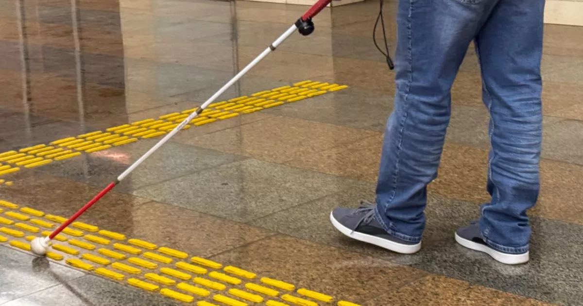 На станції метро «Олімпійська» розпочали роботи з оновлення тактильних смуг