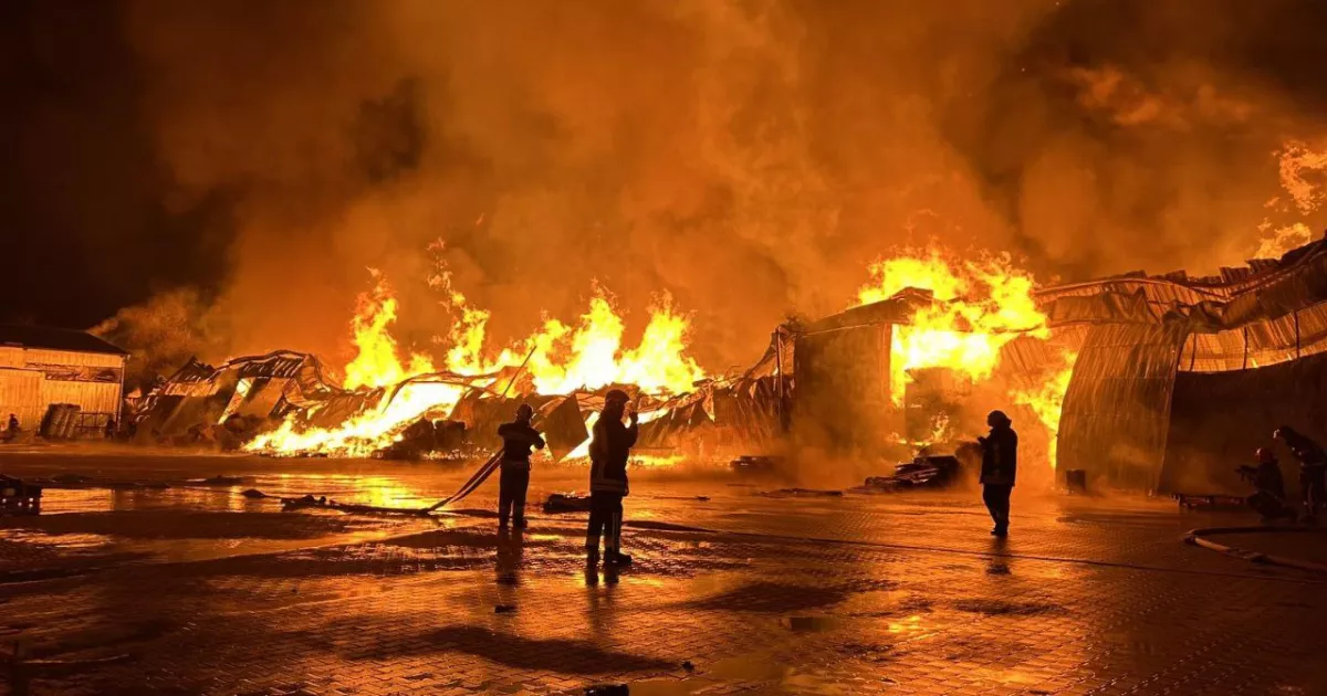 Нічний обстріл: у Київській області загорілися склади та приватна оселя
