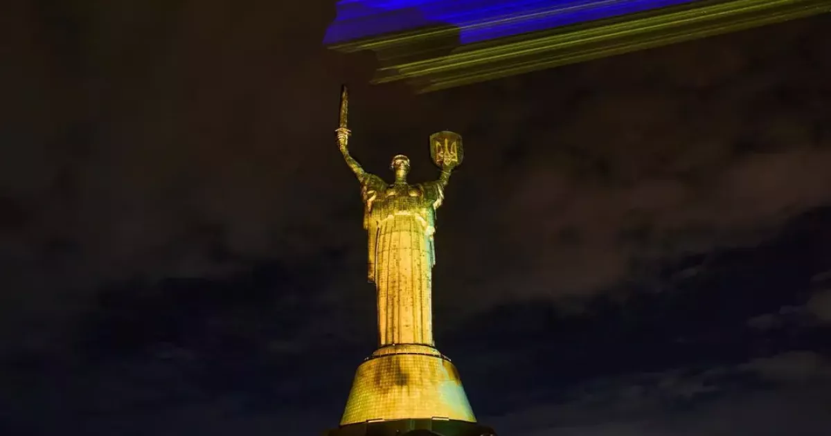 Монумент «Батьківщина-мати» у Києві засяяв лазерно-світловою інсталяцією
