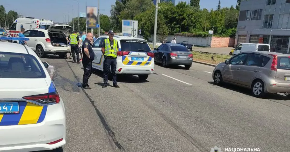 Зіткнення на Кільцевій у Києві: авто розірвало відбійником, водій загинув