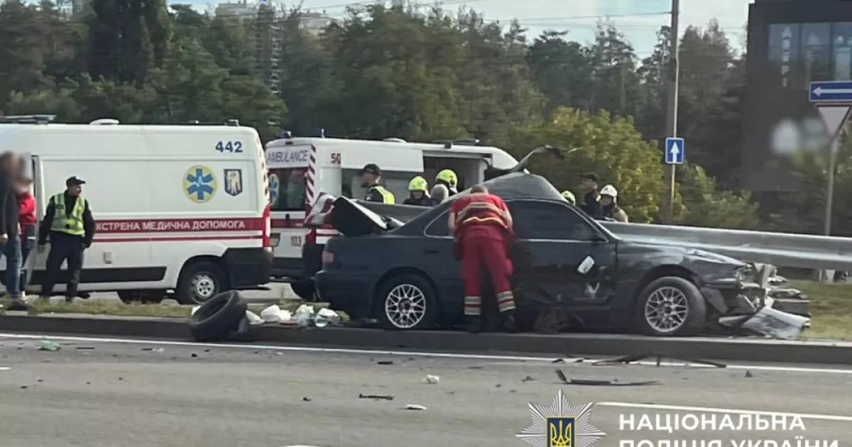 У Києві відбійник прошив авто після зіткнення: загинув 28-річний водій