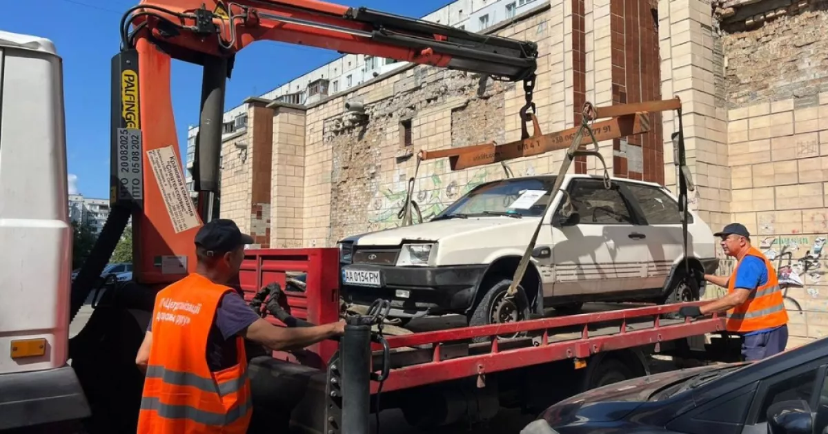 Майже 1700 занедбаних автомобілів вивезли з київських дворів за останні шість місяців