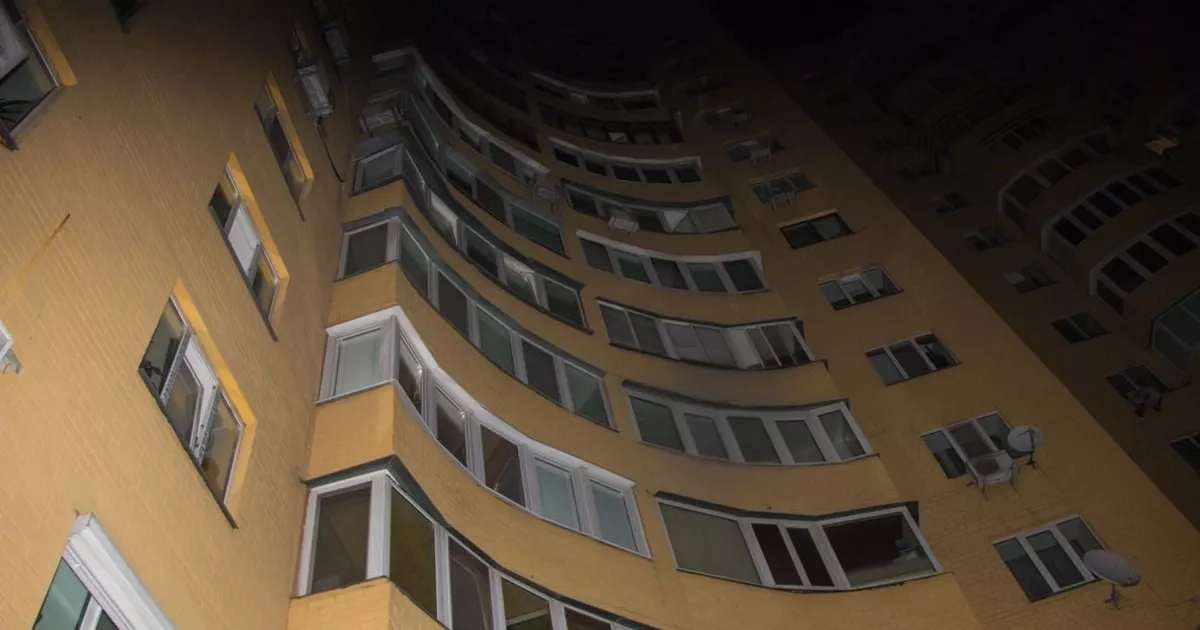 У Києві врятували жінку з балкону 11-го поверху: працювали альпіністи та «корзина»