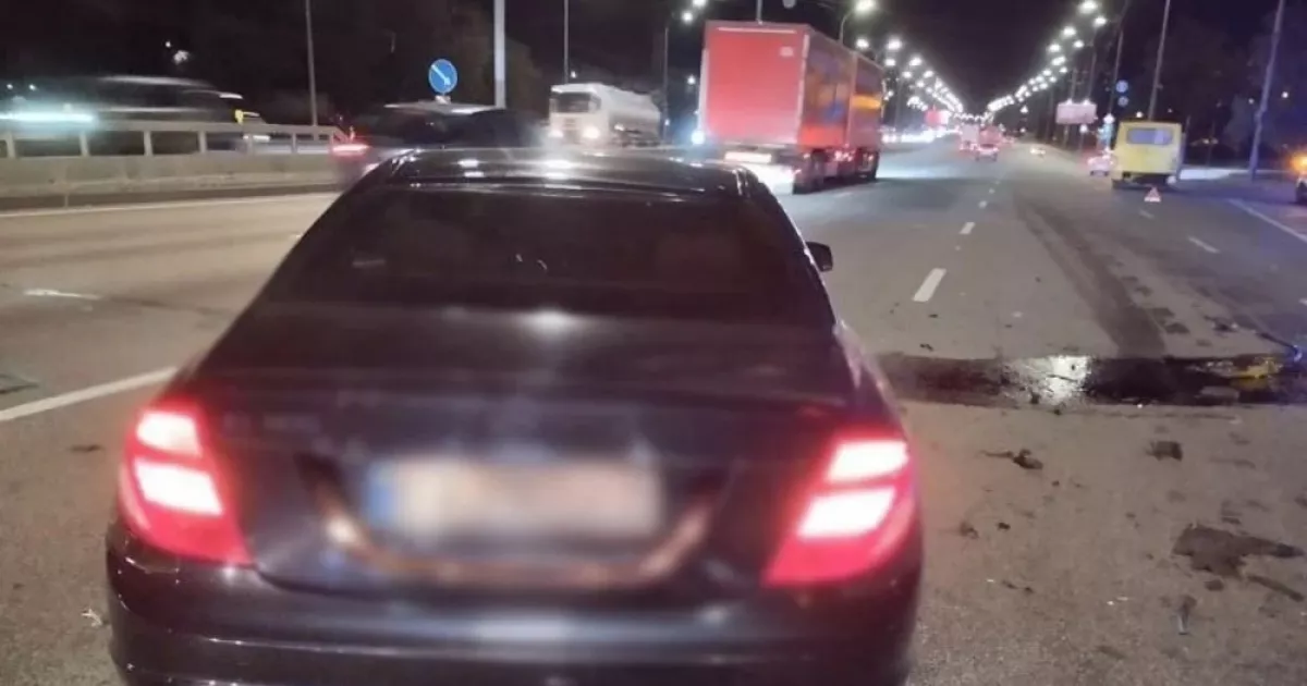 У Києві п’яний водій Mercedes врізався в маршрутку: пасажирка госпіталізована