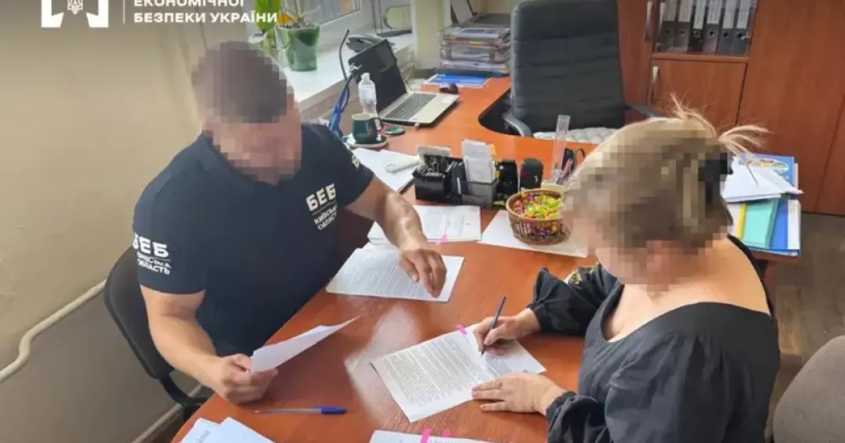 Директорка навчального закладу підозрюється у зловживанні службовим становищем: укриття не відповідало нормам