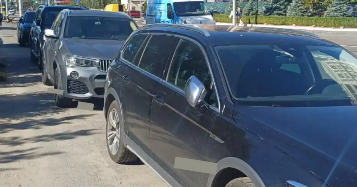 У Голосієві масово евакуюють автівки з тротуарів: водії отримали штрафи