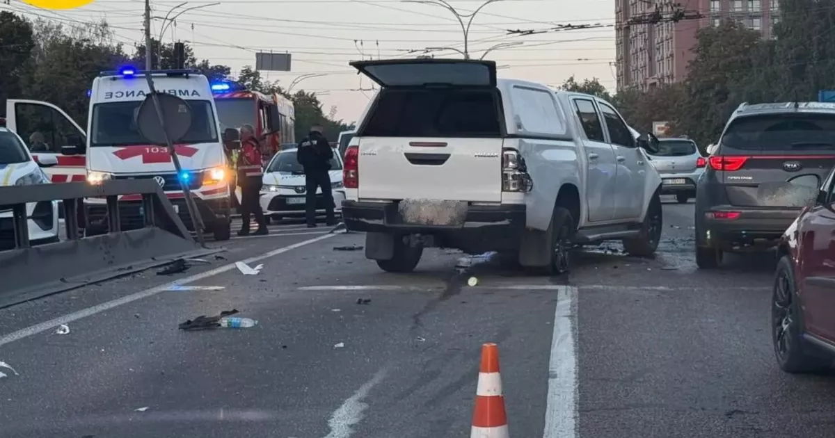 Ранковий затор у Києві: через аварію на Теліги зупинилися тролейбуси