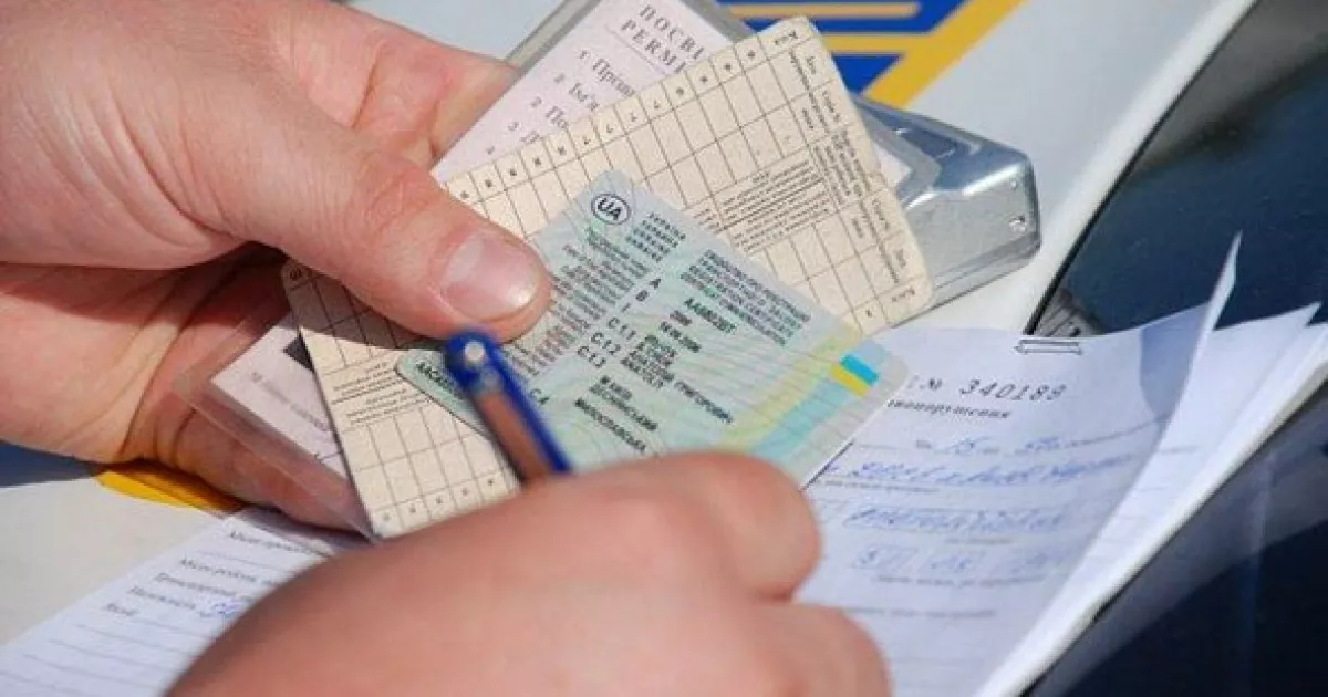 Права без навчання: у столиці керівницю автошколи підозрюють у фальсифікації документів