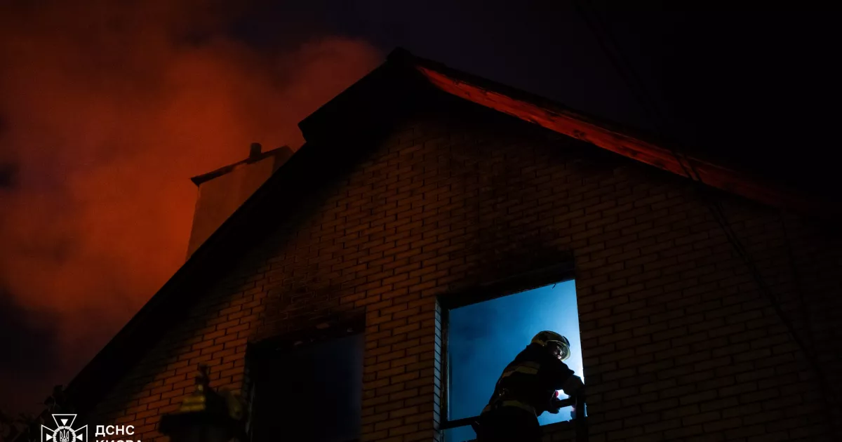 Масштабна нічна пожежа у Києві: полум’я з СТО охопило приватний будинок