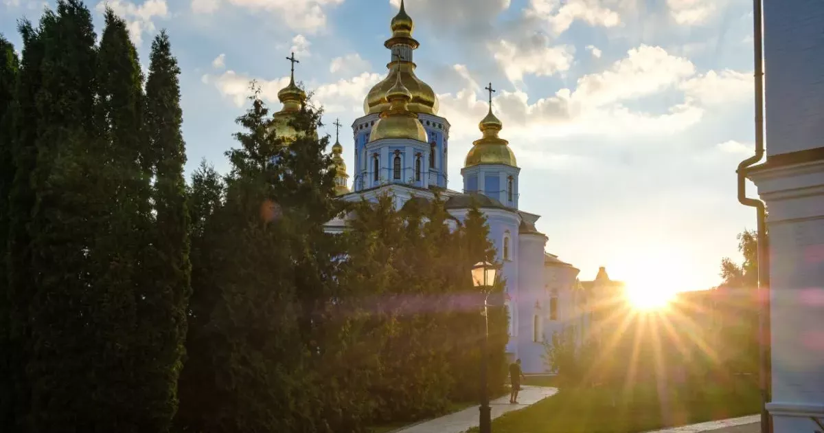 Осіннє тепло без опадів: якою буде погода сьогодні у Києві та області