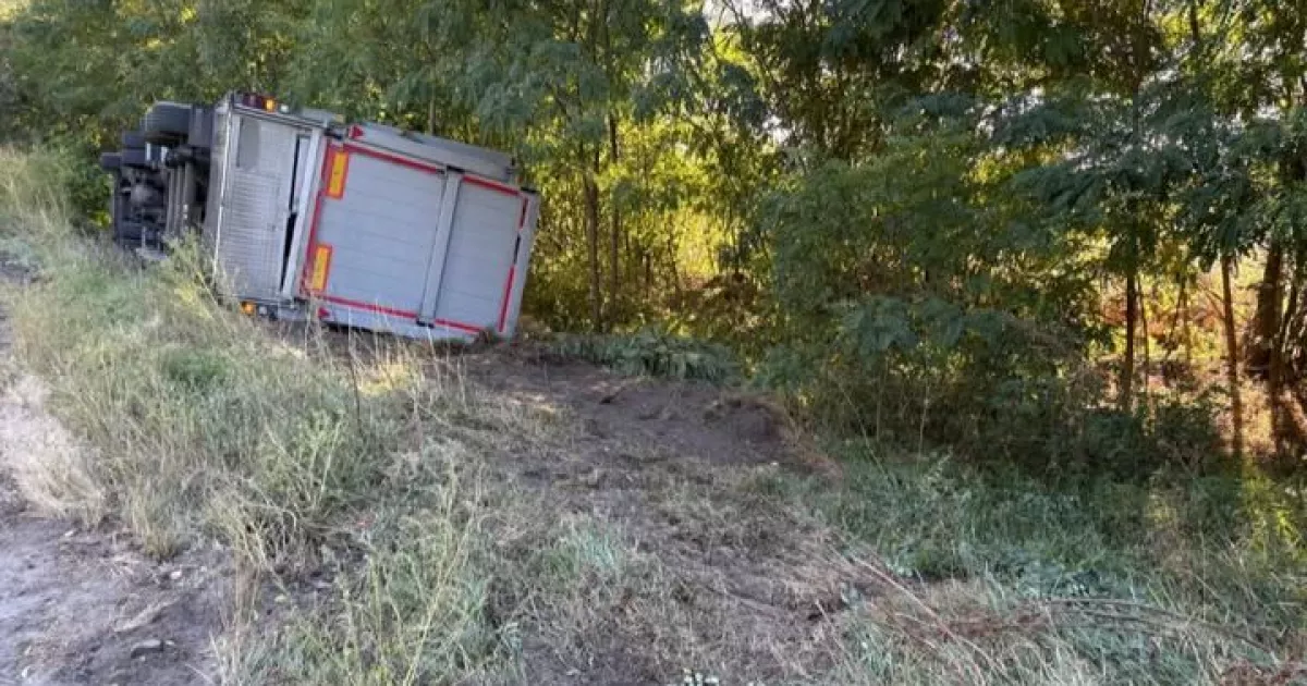 На Київщині вантажівка з’їхала в кювет: постраждав водій