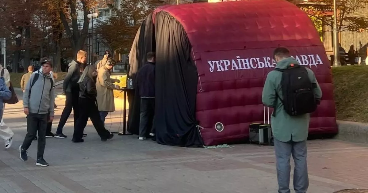 На Хрещатику з’явився намет «Скажи правду»: кожен може висловитися перед камерою