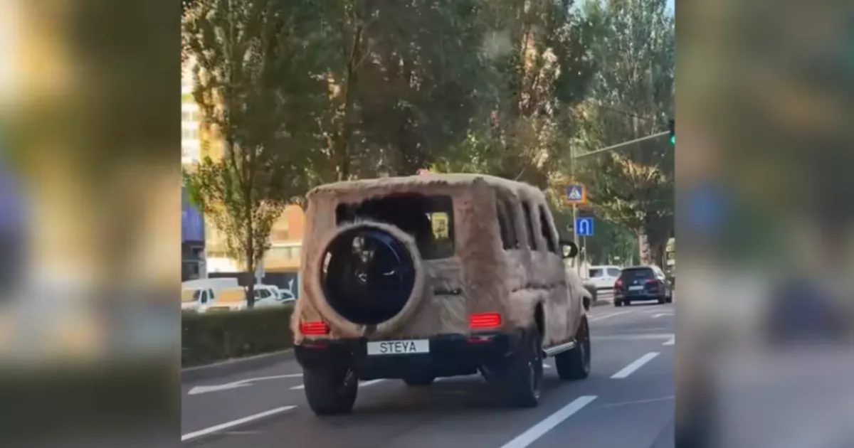 Коли в столиці похолодало: у Києві помітили пухнастий Mercedes G-Class