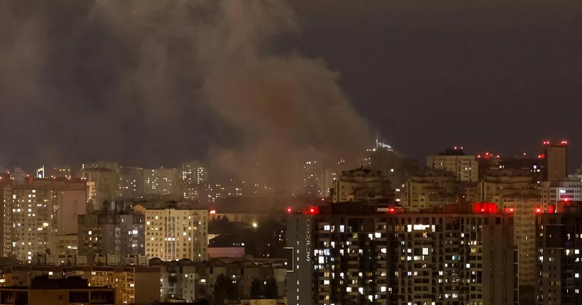 Ворожа атака на Київ у ніч проти 28 вересня: палають автівки та кіоски, є поранені