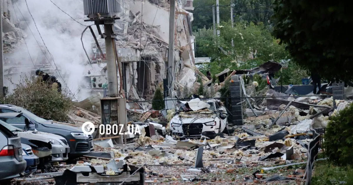 На Петропавлівській Борщагівці житлові будинки знищено вщент: здіймаються стовпи диму після прильотів