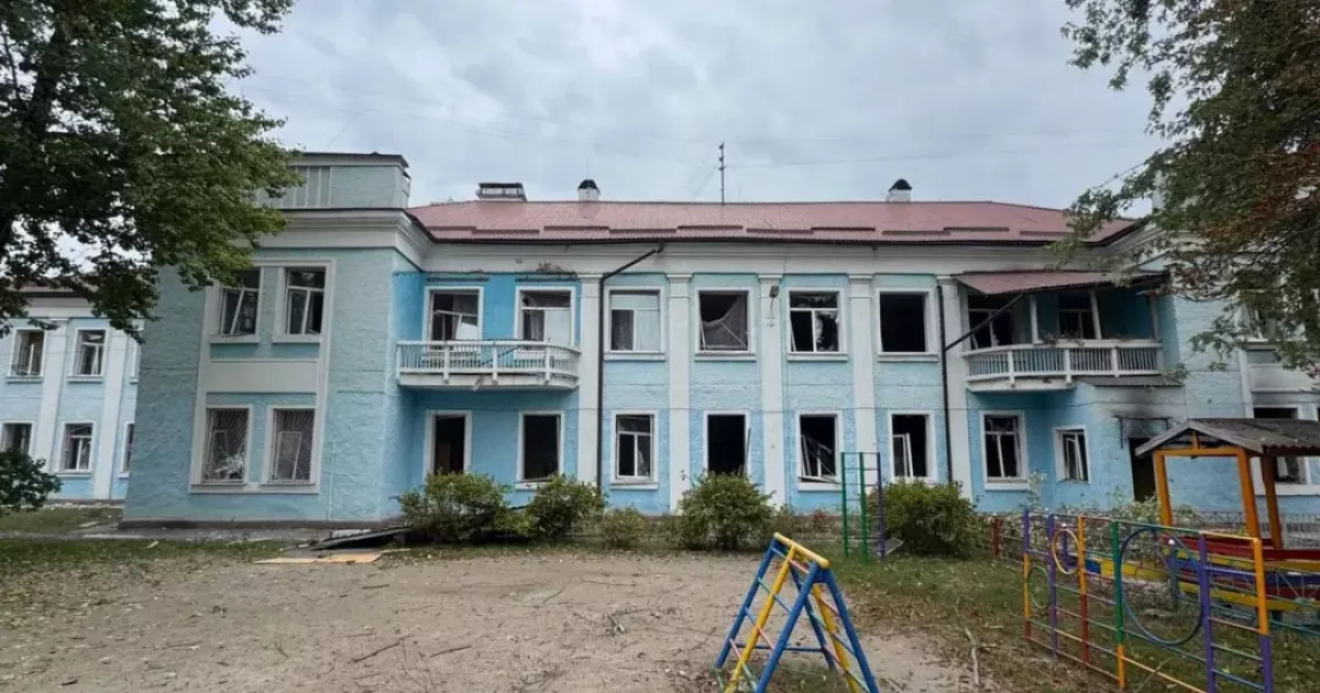 У Дарницькому районі показали пошкоджений дитсадок після нічного обстрілу
