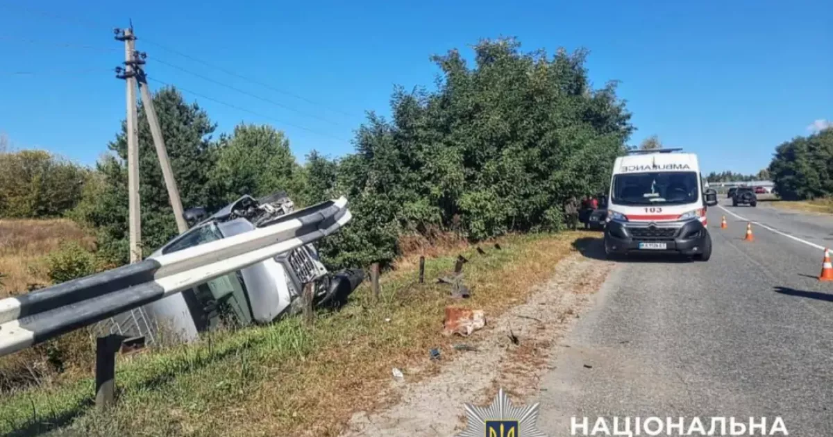На Вишгородщині загинув водій мікроавтобуса після зіткнення з відбійником