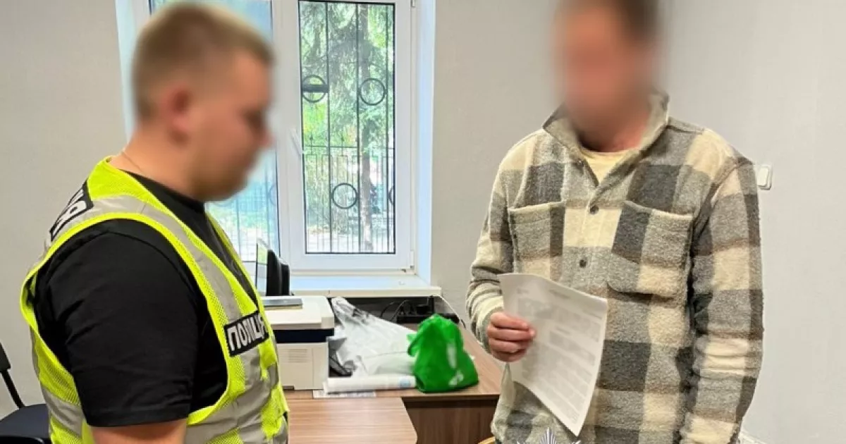У Києві чиновник вимагав щомісячні побори від підприємця за незаконні торговельні точки
