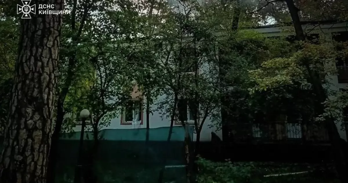 Ворожа атака спричинила пожежу на Київщині: загорілася двоповерхівка