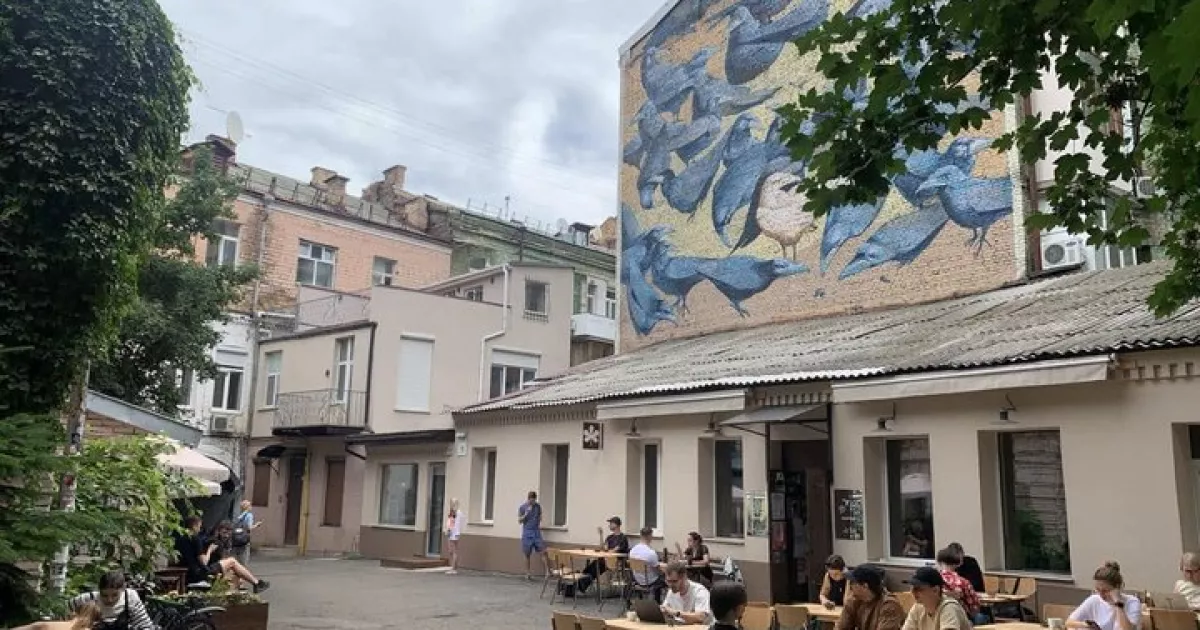 Під прицілом забудовників: чи врятують кияни дворик із круками на Рейтарській