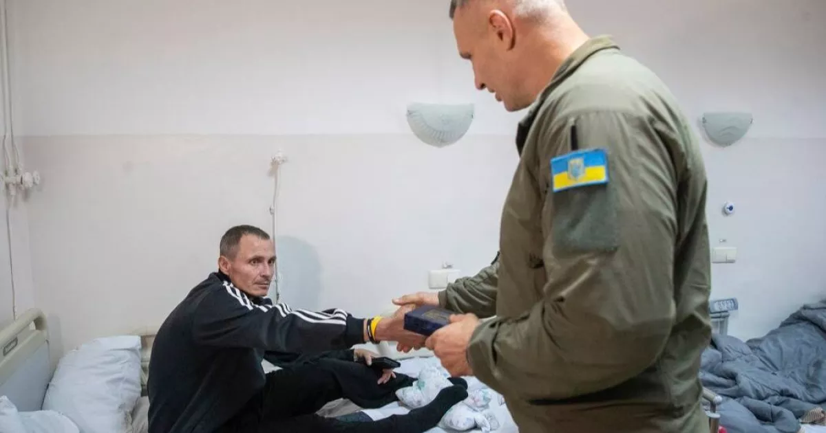 Кличко відвідав військовий шпиталь і нагородив поранених захисників