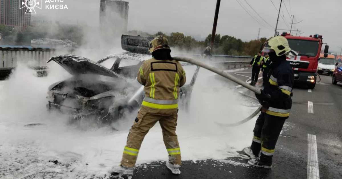 У Києві на Північному мосту загорівся автомобіль: обійшлося без постраждалих