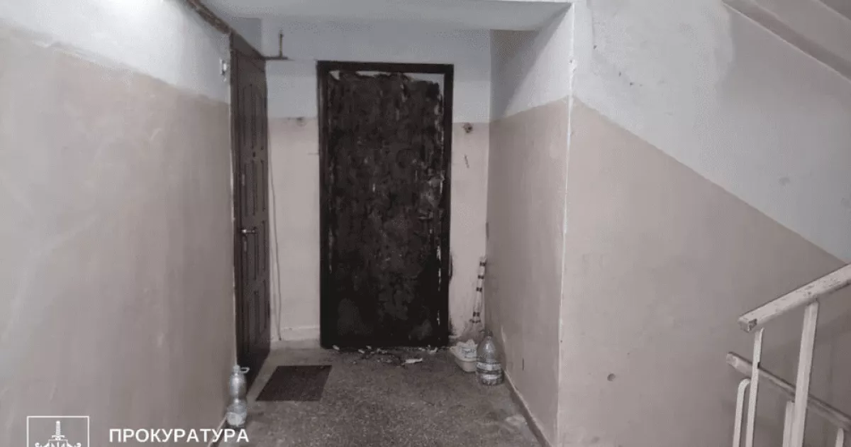 У Києві судитимуть 23-річного хлопця, який підпалив двері квартири за наказом «фейкових СБУшників»