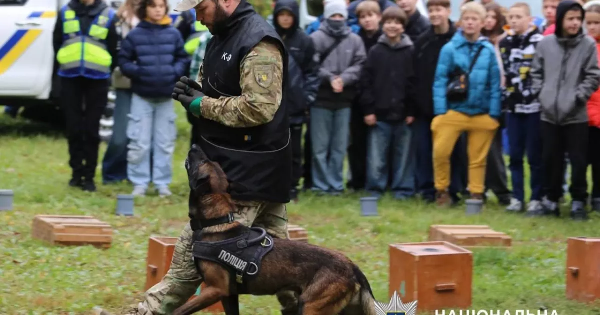 Хвости, усмішки й добро: столичні поліцейські з чотирилапими напарниками відзначили День захисту тварин