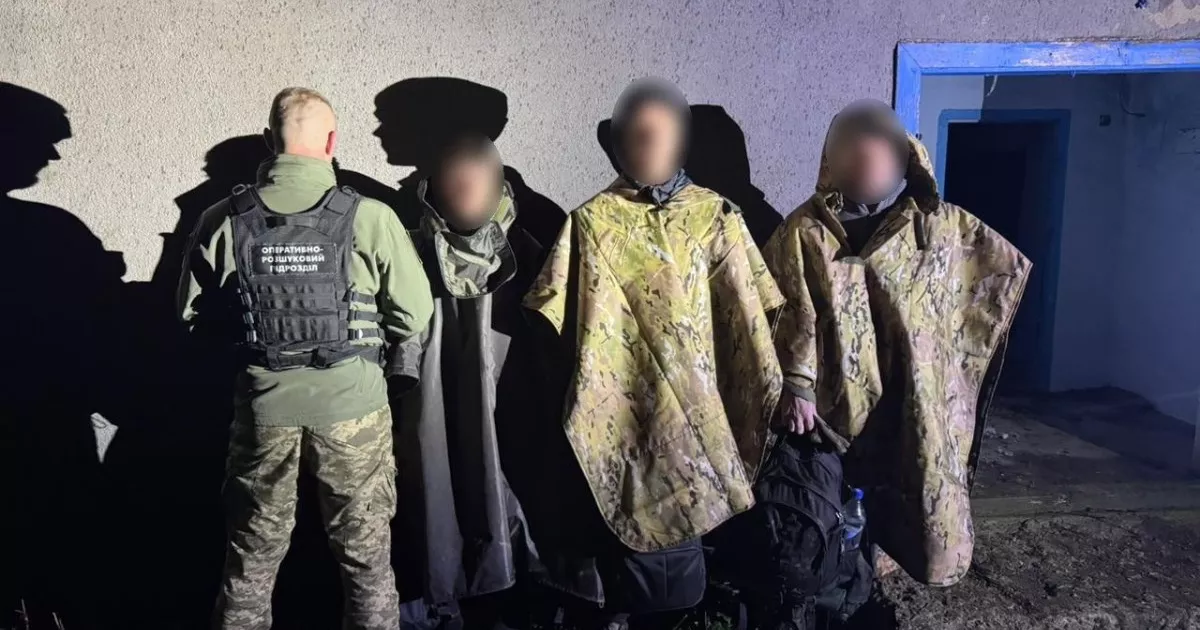«Плащі-невидимки» не допомогли: прикордонники затримали чоловіків, які намагалися перейти до Молдови