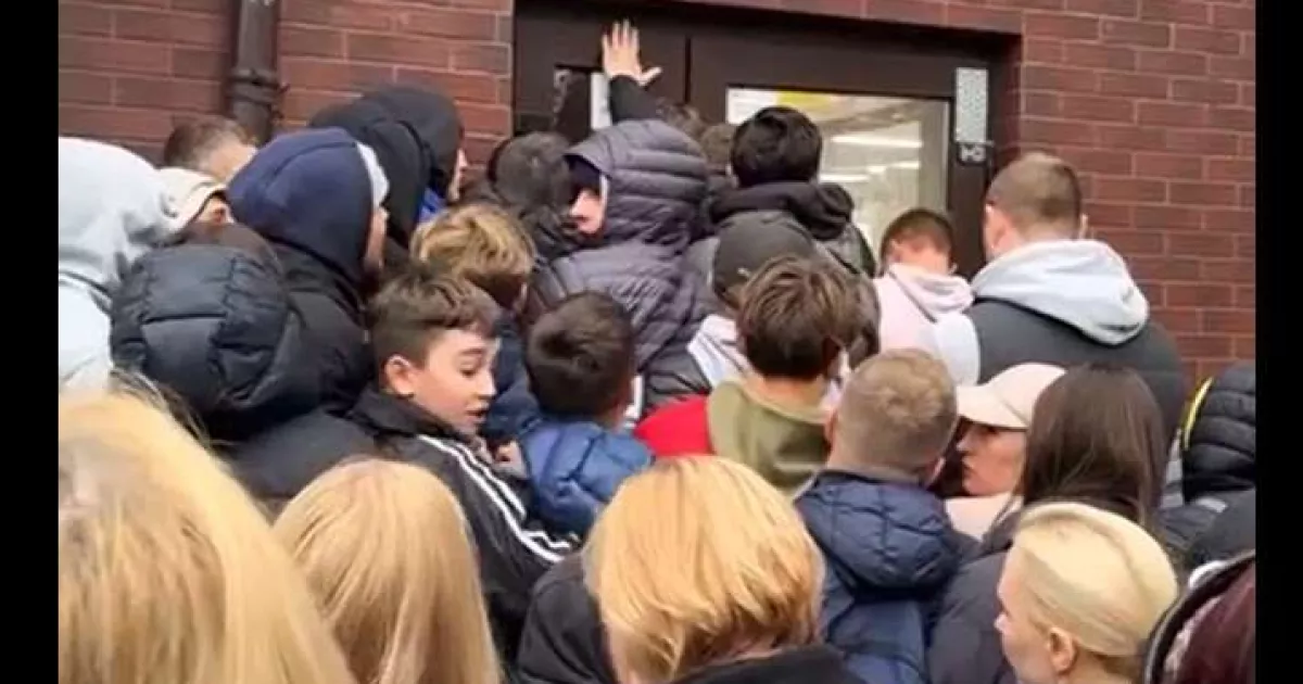 Черга перетворилась на штурм: у Ірпені чоловік вибив двері тілом під час відкриття секонд-хенду
