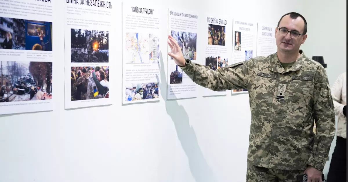 У Києві відкрили виставку «Дарницька фортеця», присвячену обороні столиці у 2022 році