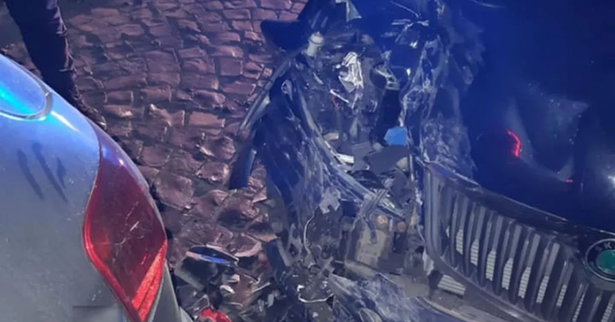 У Києві рятувальники дістали з понівеченого авто двох постраждалих після аварії