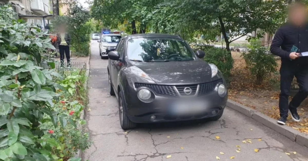 Пенсіонерку госпіталізували: водійка кросовера збила жінку у дворі будинку