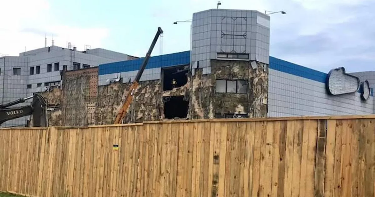 На Троєщині розбирають старий ТЦ «Сіріус» — будівля простоювала понад 10 років