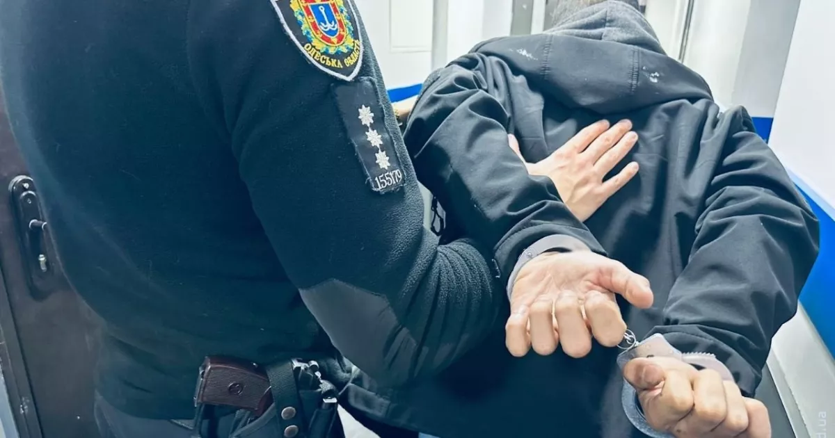 У Києві затримали чоловіка, який пограбував пенсіонера та зірвав із нього золотий ланцюжок