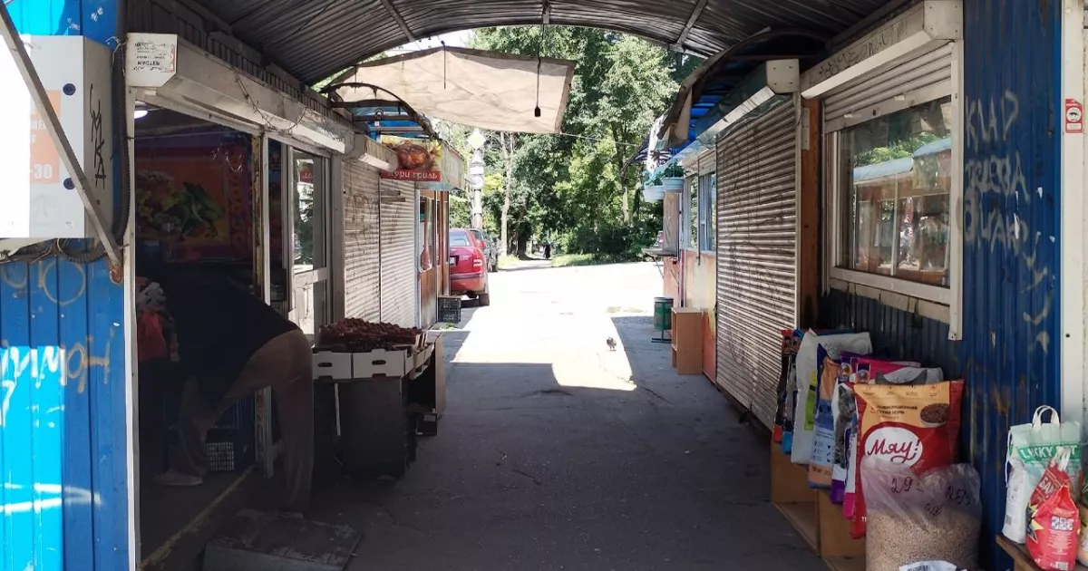 Київ позбувається застарілих кіосків: у Подільському районі знесли мікроринок