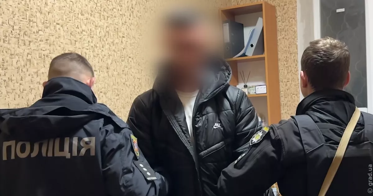Поліція затримала чоловіка на Троєщині під час продажу бойових гранат