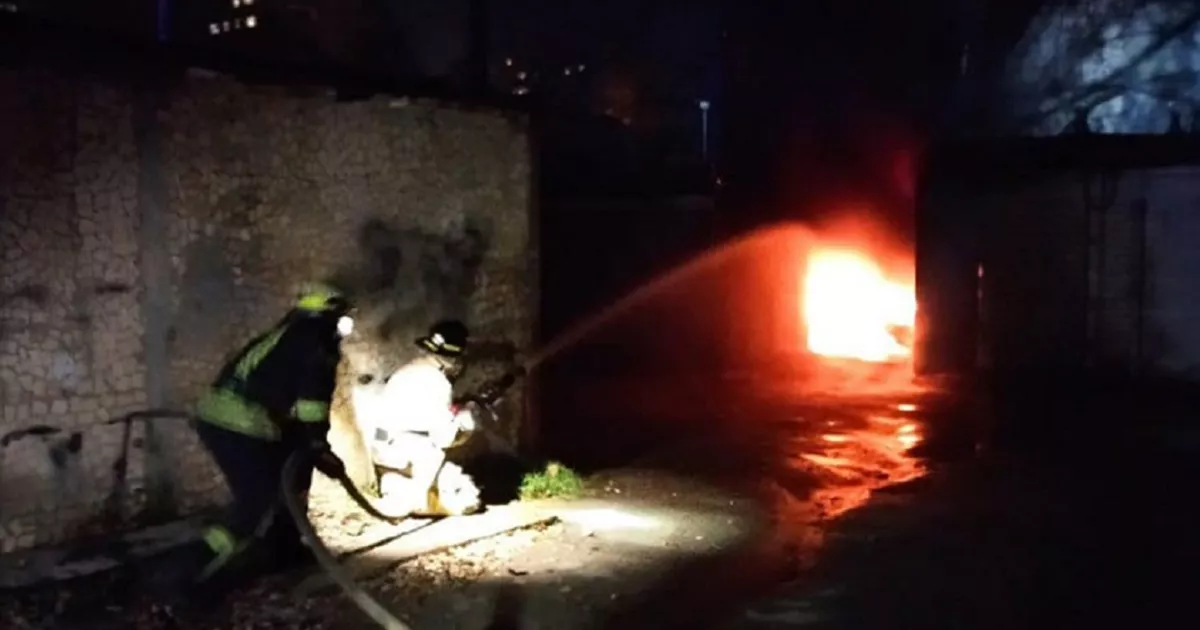 На вулиці Саксаганського горів гараж: вогонь ліквідували за пів години