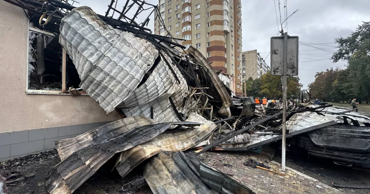 Внаслідок нічної атаки на Бровари зруйновано мінімаркет і пошкоджено кілька багатоповерхівок