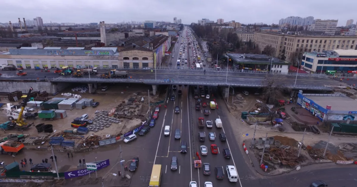У Києві демонтують корпус «Більшовика», що заважає добудові Шулявського мосту