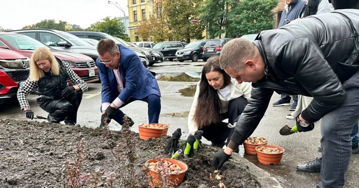 Тюльпани дипломатії: біля МЗС висадили 300 голландських квітів на знак солідарності з Україною