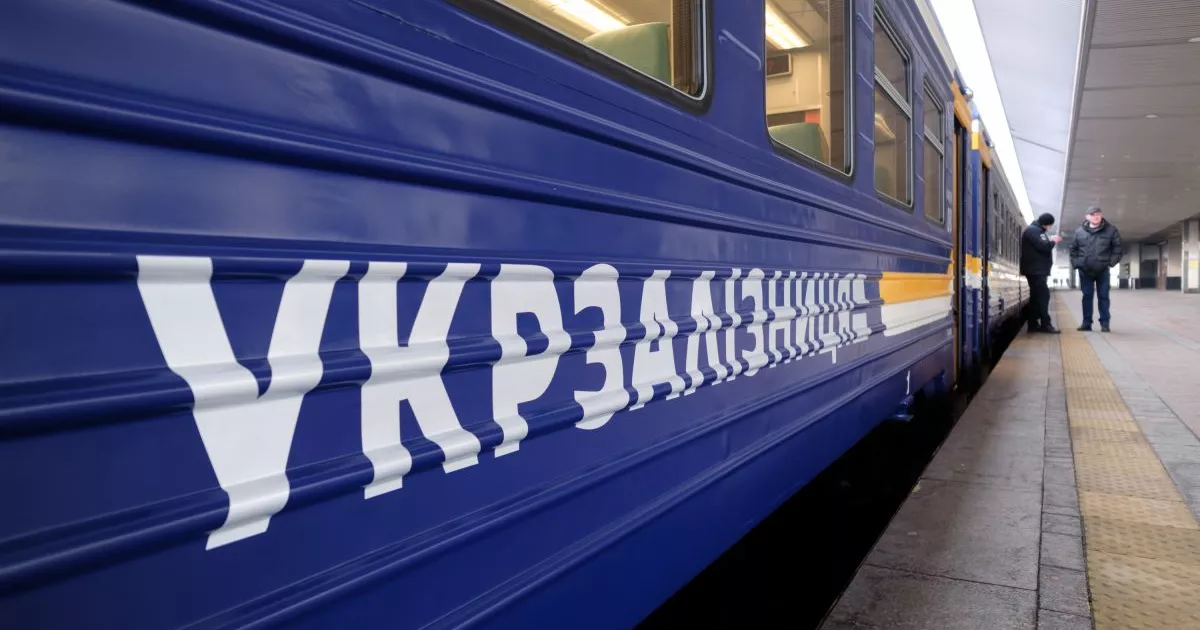 Укрзалізниця повідомила про зупинку трьох потягів через хибне замінування