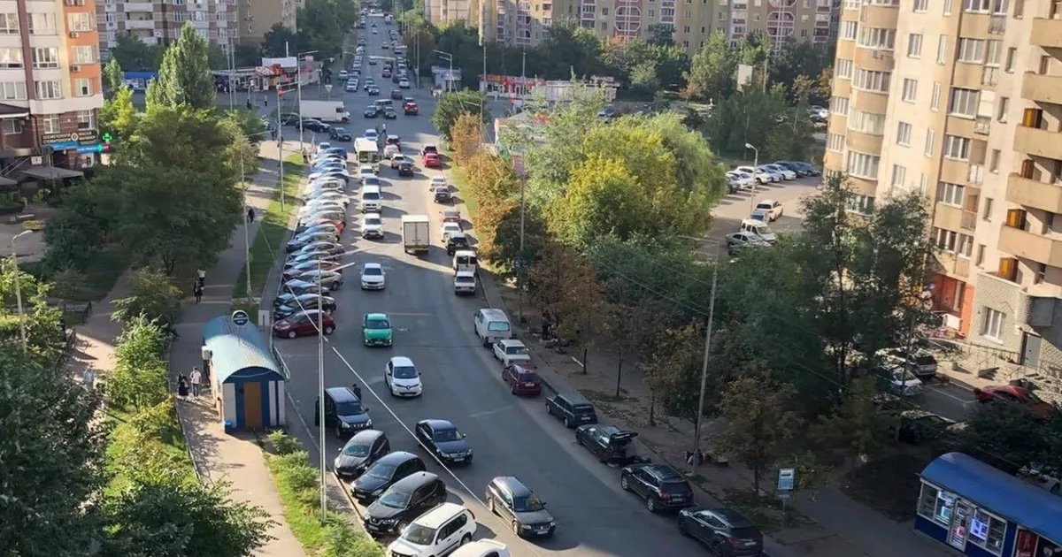 Парковка замість городу: киянин заробляє тисячі доларів просто у своєму дворі