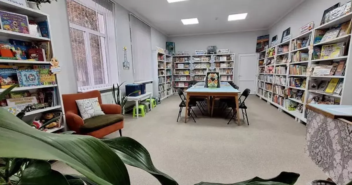 У Макарові після обстрілів відкрилася відновлена дитяча бібліотека