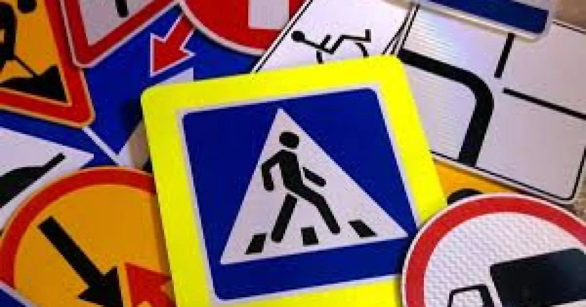 У Києві встановлять 2,5 тисячі нових дорожніх знаків на зупинках громадського транспорту