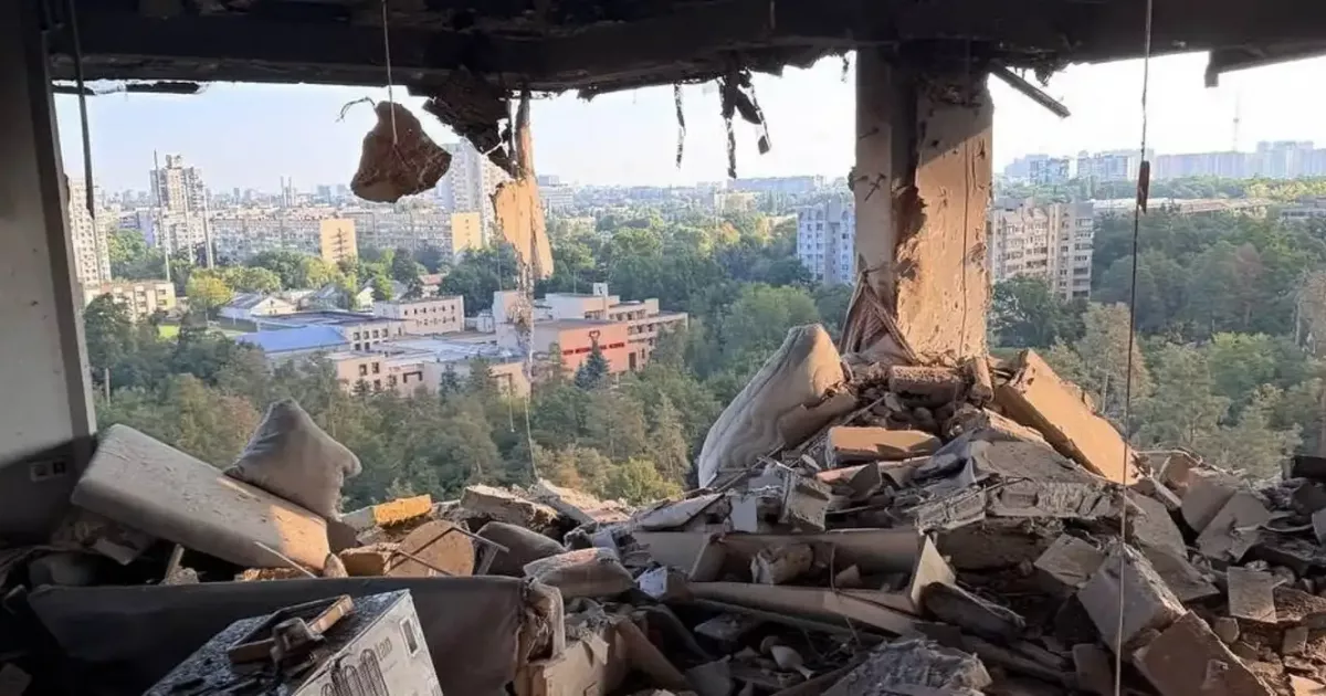 Жертви зростають: у лікарні помер постраждалий під час атаки дронів на Печерську