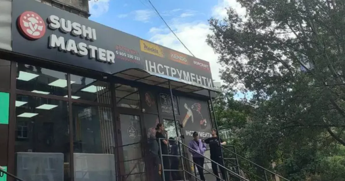 У столиці демонтують незаконні вивіски на Антоновича та Жилянській