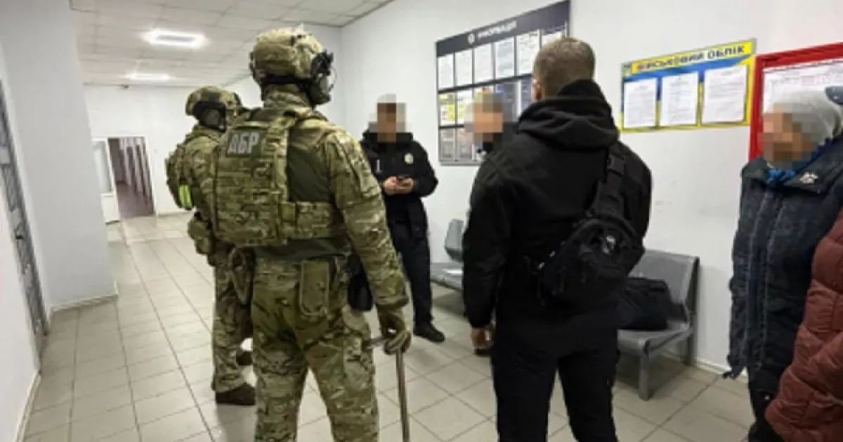 На Київщині викрили правоохоронця, який за $10 тисяч «прикривав» вирощування конопель
