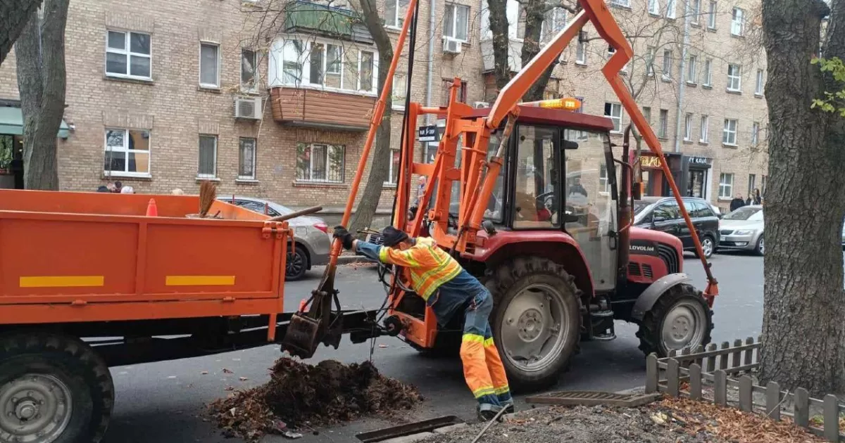 Осінні дощі без підтоплень: гідрослужби чистять майже 3 тис. зливоприймачів