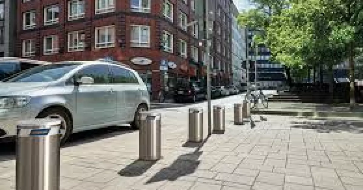 Київська прокуратура викрила схему з закупівлею неякісних антипаркувальних стовпчиків у Подільському районі
